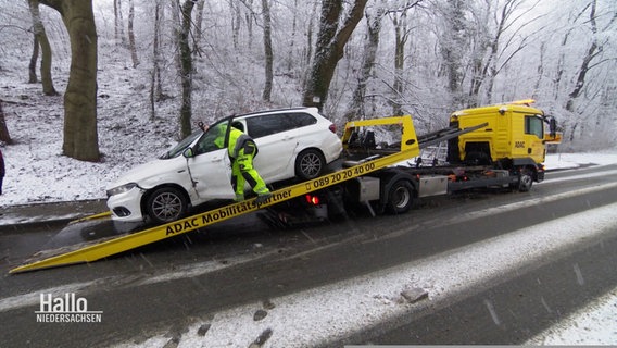 Ein Pkw auf der Rampe eines Abschleppdienstes, ein Mitarbeiter in neongelber Warnkleidung steigt aus dem Fahrzeug. © Screenshot 