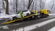 Ein Pkw auf der Rampe eines Abschleppdienstes, ein Mitarbeiter in neongelber Warnkleidung steigt aus dem Fahrzeug. © Screenshot 