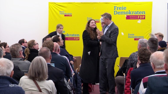 Auf einer Wahlveranstaltung der FDP: Eine junge Frau wirft Christian Lindner eine Schaumtorte ins Gesicht. © Screenshot 