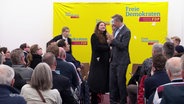 Auf einer Wahlveranstaltung der FDP: Eine junge Frau wirft Christian Lindner eine Schaumtorte ins Gesicht. © Screenshot 