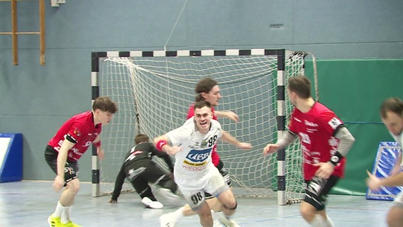 Ein Handballer des HSV Insel Usedom freut sich über ein Tor gegen den Stralsunder HV. © Screenshot 