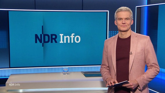 Thorsten Schröder moderiert NDR Info. © Screenshot 