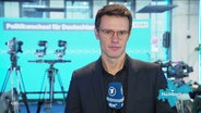 Reporter Johannes Jolmes berichtet aus Hamburg. © Screenshot 