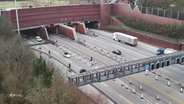 Vogelperspektive: Die Einfahrt in die Röhren des Hamburger Elbtunnels. © Screenshot 