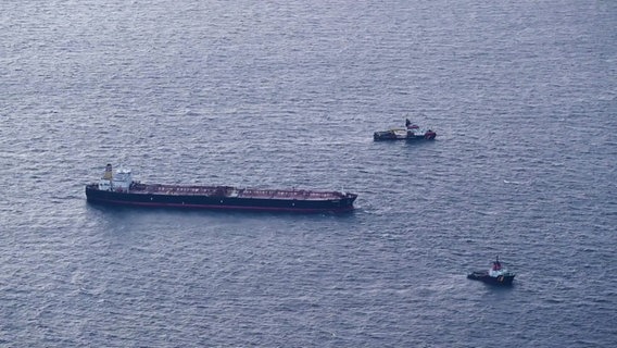 Der manövrierunfähige Öl-Tanker "Eventin" wird vor Rügen von zwei Schiffen gesichert. © Screenshot 