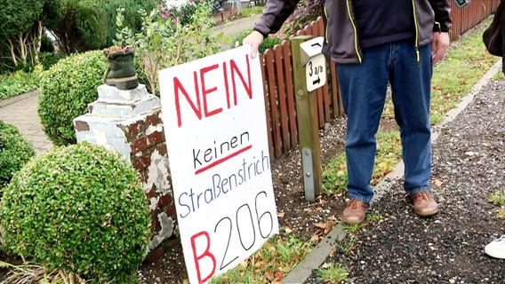 Ein Protestschild gegen den Straßenstrich an der B206. © Screenshot 