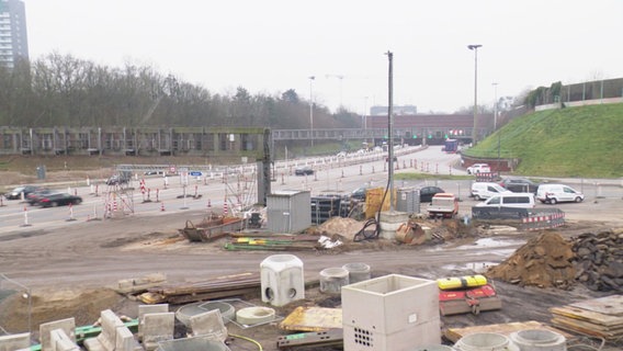 Eine Baustele vor dem Hamburger Elbtunnel. © Screenshot 