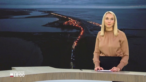 Alexandra Bauer moderiert das Schleswig-Holstein Magazin um 18:00 Uhr. © Screenshot 