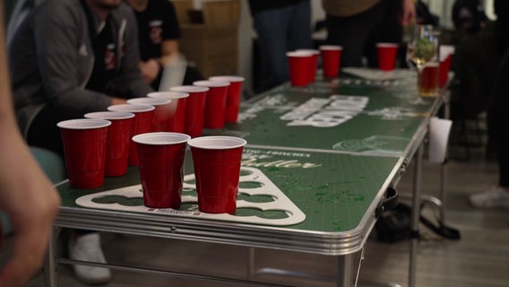 Ein Beerpong-Tisch mit Bechern. © Screenshot 