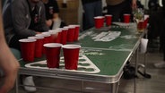 Ein Beerpong-Tisch mit Bechern. © Screenshot 