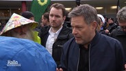 Robert Habek, Vizekanzler und Kanzlerkandidat der Grünen, im Gespräch mit Demonstranten im Wendland. © Screenshot 