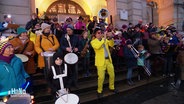 Auftritt der bunt gekleidetenBrass Band "Brazzo Brazzone" aus Erwachsenen und Kindern mit Blasinstrumenten und Trommeln. © Screenshot 