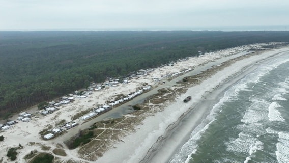 Eine Luftaufnahme des Campingplatzes in den Dünen in Prerow © Screenshot 