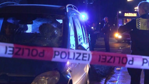 Absperrband der Polizei vor einem Unfallauto. © NonstopNews 