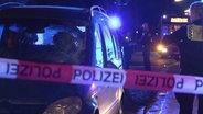 Absperrband der Polizei vor einem Unfallauto. © NonstopNews 