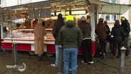 Menschen stehen bei einem Stand auf dem Wochenmarkt an. © Screenshot 