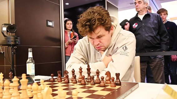 Schachmeister Magnus Carlsen spielt Schach für den St. Pauli. © Screenshot 