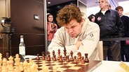 Schachmeister Magnus Carlsen spielt Schach für den St. Pauli. © Screenshot 