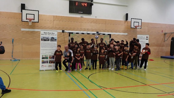 Die St. Pauli Bats unterstützen geflüchtete Kinder. © Screenshot 