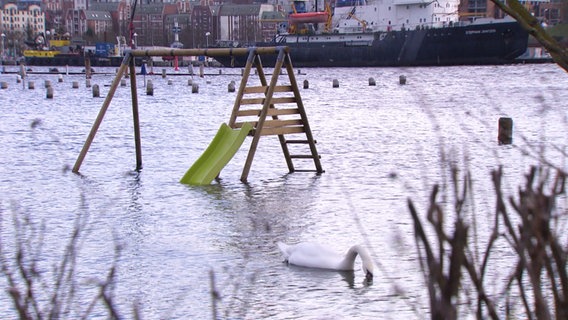 Ein Spielplatz steht unter Wasser. © Screenshot 