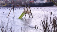 Ein Spielplatz steht unter Wasser. © Screenshot 