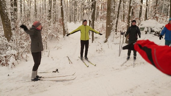 Menschen machen sich für Skilanglauf warm. © Screenshot 