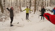 Menschen machen sich für Skilanglauf warm. © Screenshot 