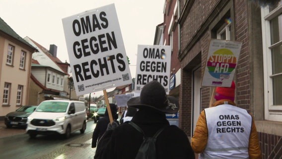 Protestschilder der Omas gegen Rechts. © Screenshot 