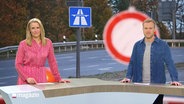 Gabi Lüeße und Henrik Hanses moderieren das Schleswig-Holstein Magazin. © Screenshot 