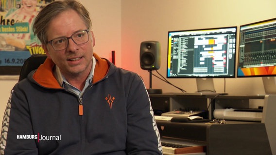 Komponist Martin Lingnau in seinem Tonstudio. © Screenshot 