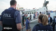 Die Zollbeamten Sarah und Christoph wollen die Passagiere eines Schiffes im Büsumer Hafen kontrollieren. © Screenshot 