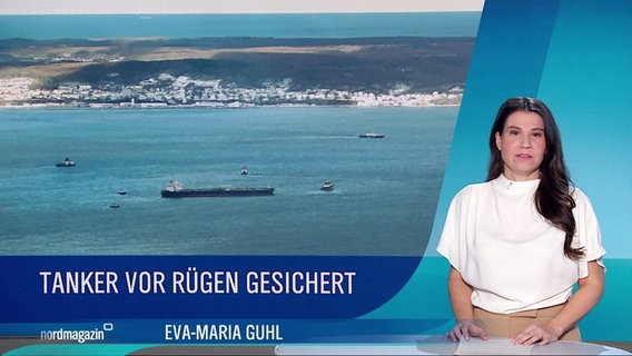 Nachrichtensprecherin Eva-Maria Guhl im Studio, links von ihr ein Bild des havarierten Öltankers "Eventin" und die Unterschrift: "Tanker vor Rügen gesichert". © Screenshot 