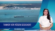 Nachrichtensprecherin Eva-Maria Guhl im Studio, links von ihr ein Bild des havarierten Öltankers "Eventin" und die Unterschrift: "Tanker vor Rügen gesichert". © Screenshot 