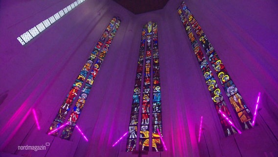 Bunte Kirchenfenster mit pinker Partybeleuchtung. © Screenshot 