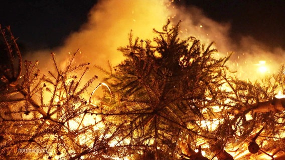 In Dragun brennt im Januar traditionell ein Feuer aus Tannenbäumen. © Screenshot 