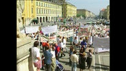 Ärzte demonstrieren 1996 in München gegen neue Vergütungsregeln © Screenshot 