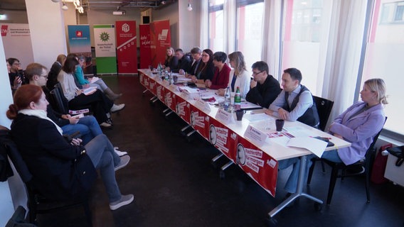 Gewerkschaftsvertreter*innen bei einer Pressekonferenz © Screenshot 