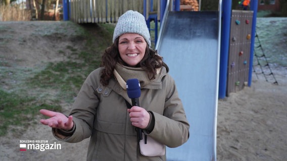 Eine NDR-Reporterin steht auf einem Spielplatz. © Screenshot 