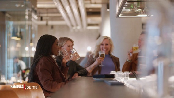 Vier Frauen trinken unterschiedliche Getränke. © Screenshot 