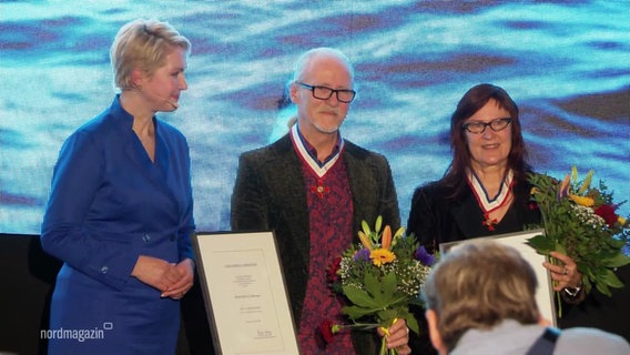 Das Ehepaar Lohmeyer wird von Ministerpräsidentin Schwesig geehrt. © Screenshot 