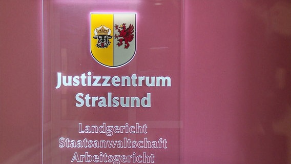 Ein Schild mit der Aufschrift "Justizzentrum Stralsund". © Screenshot 