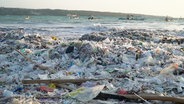 Plastikmüll liegt an einem Strand. © Screenshot 