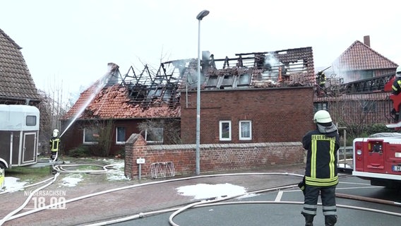 Einsatzkräfte der Feuerwehr löschen einen Brand. © Screenshot 