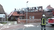 Einsatzkräfte der Feuerwehr löschen einen Brand. © Screenshot 