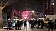 Die Einsatzkräfte der Polizei in der Silvesternacht. © Screenshot 