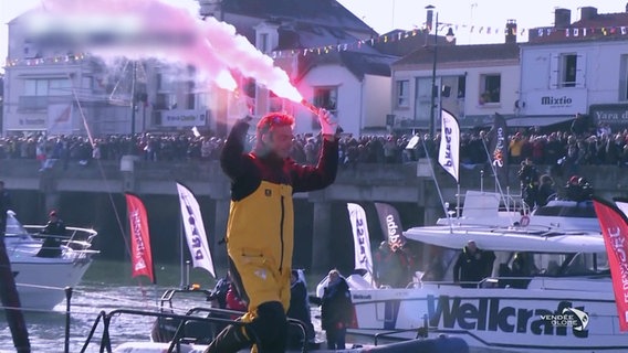 Charlie Dalin feiert seinen Sieg beim Vendée Globe. © Screenshot 