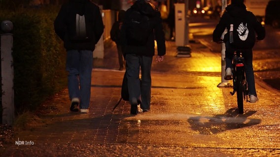 Füßganger und Radfahrer auf einem Gehweg. © Screenshot 