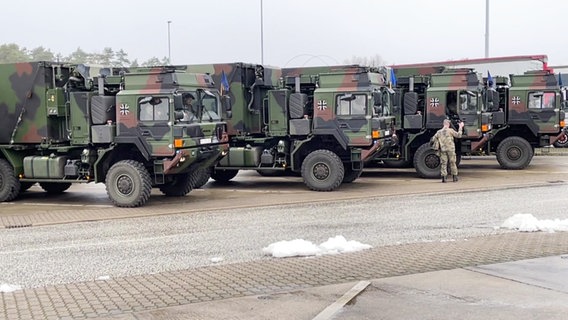 Fahrzeuge der Bundeswehr auf einem Parkplatz auf der A20. © Screenshot 