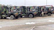 Fahrzeuge der Bundeswehr auf einem Parkplatz auf der A20 in Mecklenburg-Vorpommern © Screenshot 