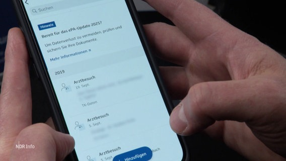 Eine Person fragt ihre Gesundheitsdaten aus der ePA über ihr Smartphone ab. © Screenshot 